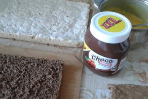 Prajitura cu blat de cacao si bezea cu nuca