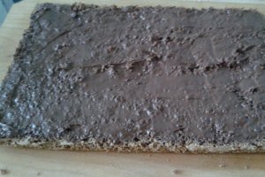 Prajitura cu blat de cacao si bezea cu nuca