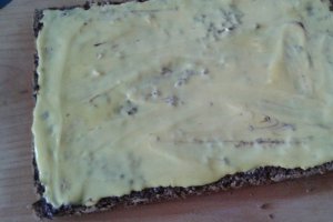 Prajitura cu blat de cacao si bezea cu nuca