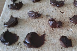 Prajitura cu blat de cacao si bezea cu nuca