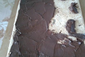 Prajitura cu blat de cacao si bezea cu nuca