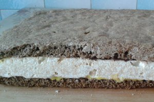 Prajitura cu blat de cacao si bezea cu nuca