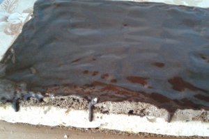 Prajitura cu blat de cacao si bezea cu nuca