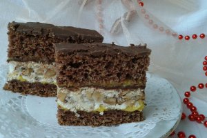 Prajitura cu blat de cacao si bezea cu nuca