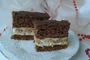 Prajitura cu blat de cacao si bezea cu nuca