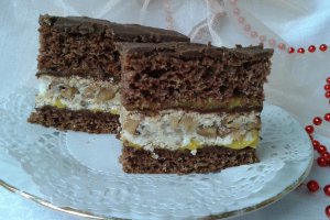 Prajitura cu blat de cacao si bezea cu nuca