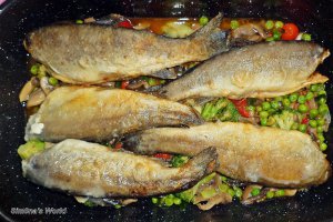 Pastrav pe pat de legume picante