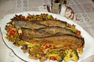 Pastrav pe pat de legume picante