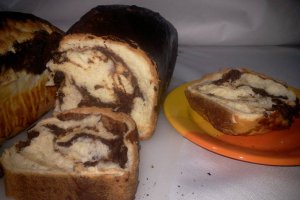 Cozonac cu crema de cacao si stafide