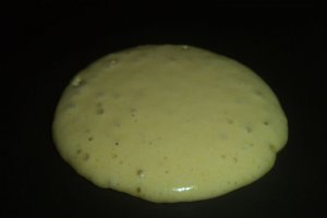 Pancakes cu sos de ciocolata , nuca si capsuni