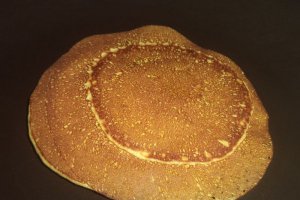 Pancakes cu sos de ciocolata , nuca si capsuni