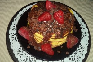 Pancakes cu sos de ciocolata , nuca si capsuni