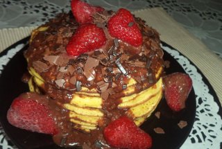 Pancakes cu sos de ciocolata , nuca si capsuni