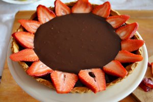 Tarta cu ciocolata si capsune