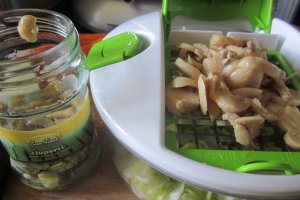 Tartă cu praz, pui, ciuperci, măsline verzi umplute cu anșoa