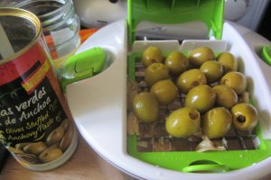 Tartă cu praz, pui, ciuperci, măsline verzi umplute cu anșoa