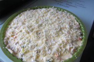 Tartă cu praz, pui, ciuperci, măsline verzi umplute cu anșoa