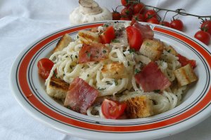 Spaghetti cu ciuperci, sunca, smantana si crutoane cu usturoi
