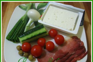 Salata cu feta si jambon crud afumat