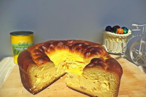 Pasca cu branza, stafide si ananas
