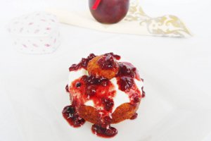 Papanași cu smântână și dulceață de merișoare