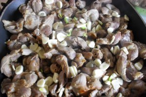 Inimioare  si pipotele  cu cartofi natur si salata de vara
