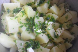 Inimioare  si pipotele  cu cartofi natur si salata de vara