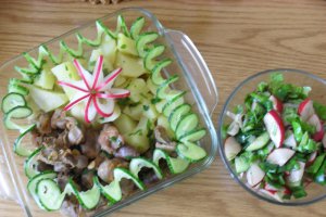 Inimioare  si pipotele  cu cartofi natur si salata de vara