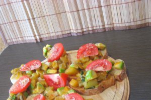 Bruschete cu vinete si avocado