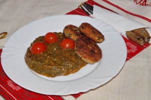 Spanac cu sos rosu si chiftelute cu leurda