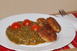 Spanac cu sos rosu si chiftelute cu leurda