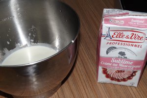 Rulada bicolora cu frisca si capsuni