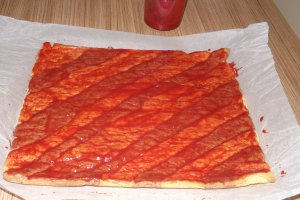 Rulada bicolora cu frisca si capsuni