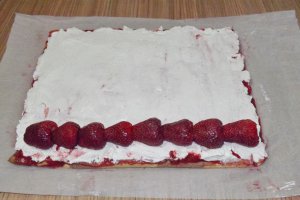 Rulada bicolora cu frisca si capsuni