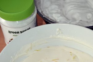 Cheesecake de lamaie cu sos de zmeura