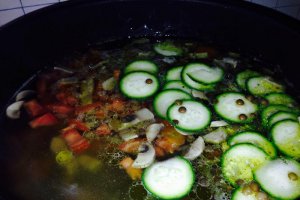 Ciorba din pulpa de curcan cu legume