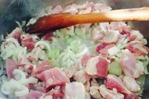 Mancare din pulpa de curcan cu ceapa si morcov