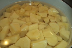 Gratar de porc cu piure de cartofi si sos de rosii