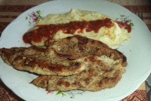 Gratar de porc cu piure de cartofi si sos de rosii