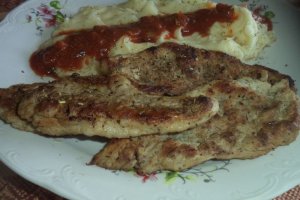 Gratar de porc cu piure de cartofi si sos de rosii