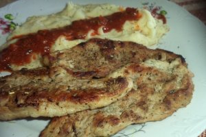 Gratar de porc cu piure de cartofi si sos de rosii