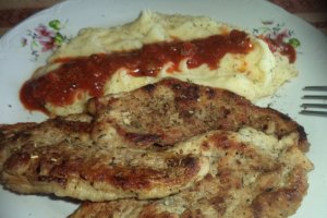 Gratar de porc cu piure de cartofi si sos de rosii