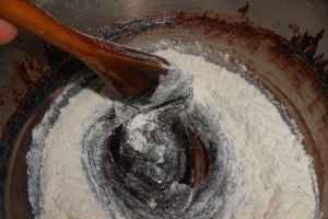 Prajitura ciocolatoasa cu dulceata de zmeura