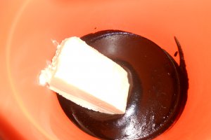 Prajitura ciocolatoasa cu dulceata de zmeura