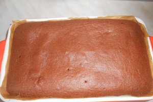 Prajitura ciocolatoasa cu dulceata de zmeura
