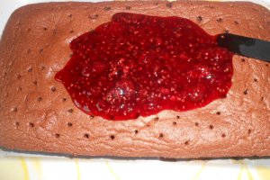 Prajitura ciocolatoasa cu dulceata de zmeura