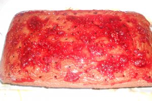 Prajitura ciocolatoasa cu dulceata de zmeura