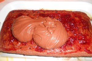Prajitura ciocolatoasa cu dulceata de zmeura