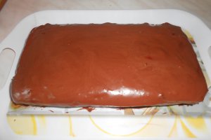 Prajitura ciocolatoasa cu dulceata de zmeura