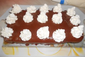 Prajitura ciocolatoasa cu dulceata de zmeura